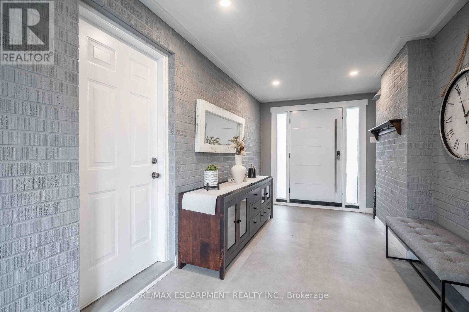 56 Oakley Court, Hamilton, Ontario  L9G 1T5 - Photo 21 - X12203511