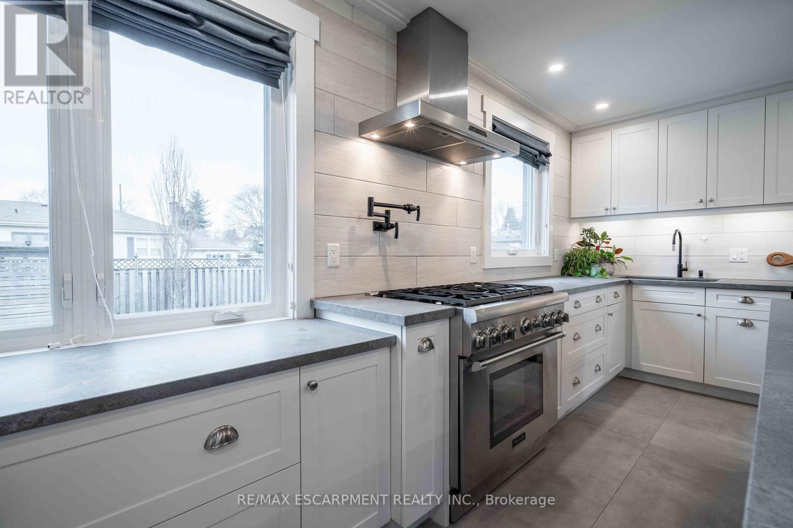 56 Oakley Court, Hamilton, Ontario  L9G 1T5 - Photo 4 - X12203511