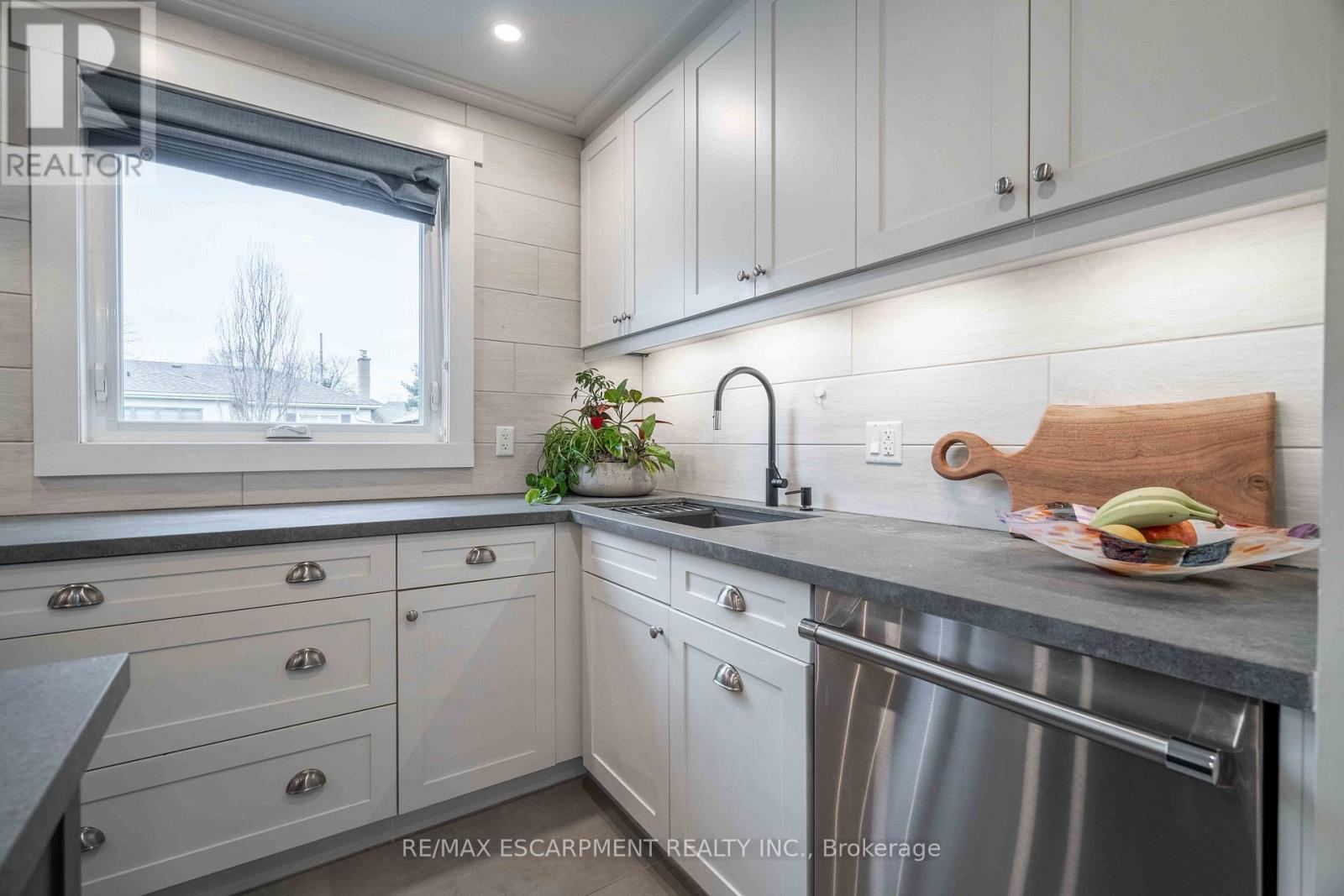 56 Oakley Court, Hamilton, Ontario  L9G 1T5 - Photo 6 - X12203511