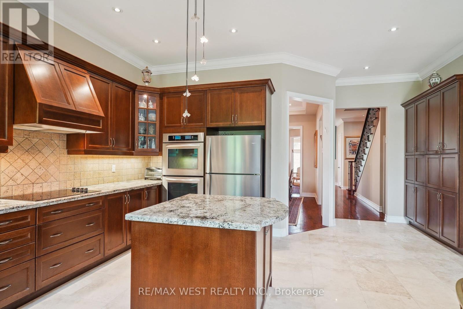 160 Townsgate Drive, Vaughan, Ontario  L4J 8J5 - Photo 4 - N12199508