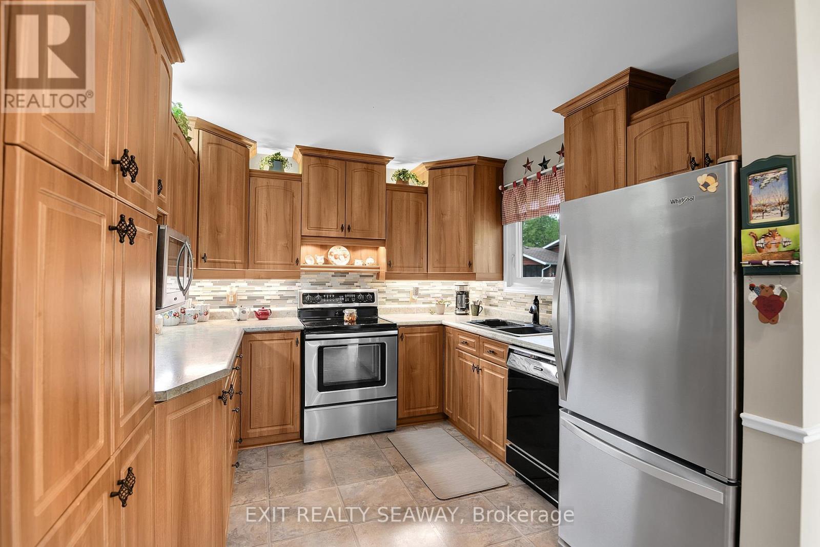 38 Spruce Street, South Stormont, Ontario  K0C 1M0 - Photo 6 - X12203552