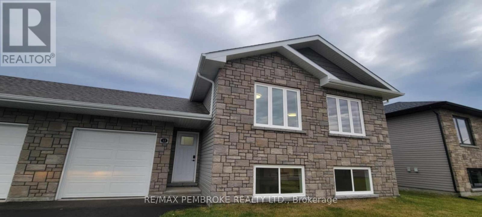 13 Zachary Street, Petawawa, Ontario  K8H 0G5 - Photo 1 - X12203526