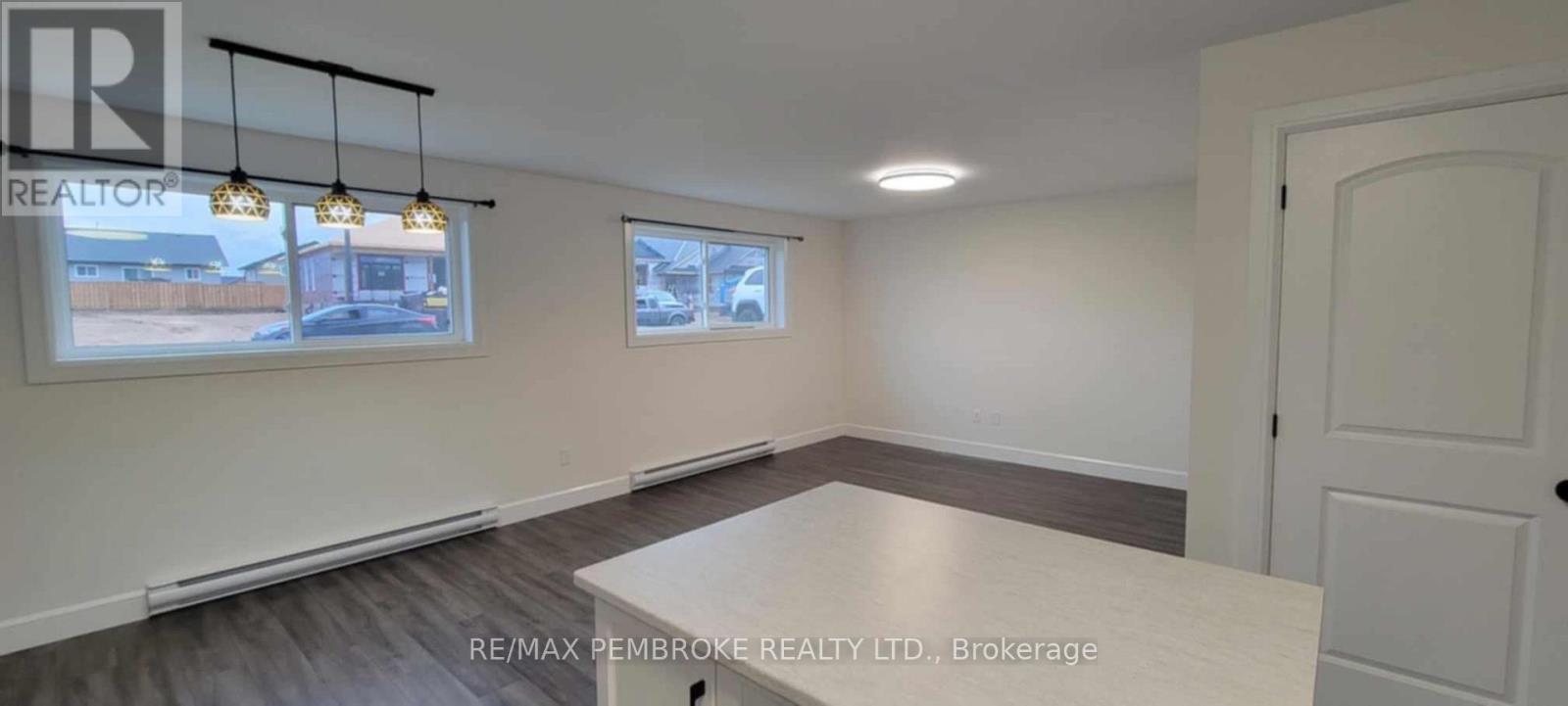 13 Zachary Street, Petawawa, Ontario  K8H 0G5 - Photo 5 - X12203526