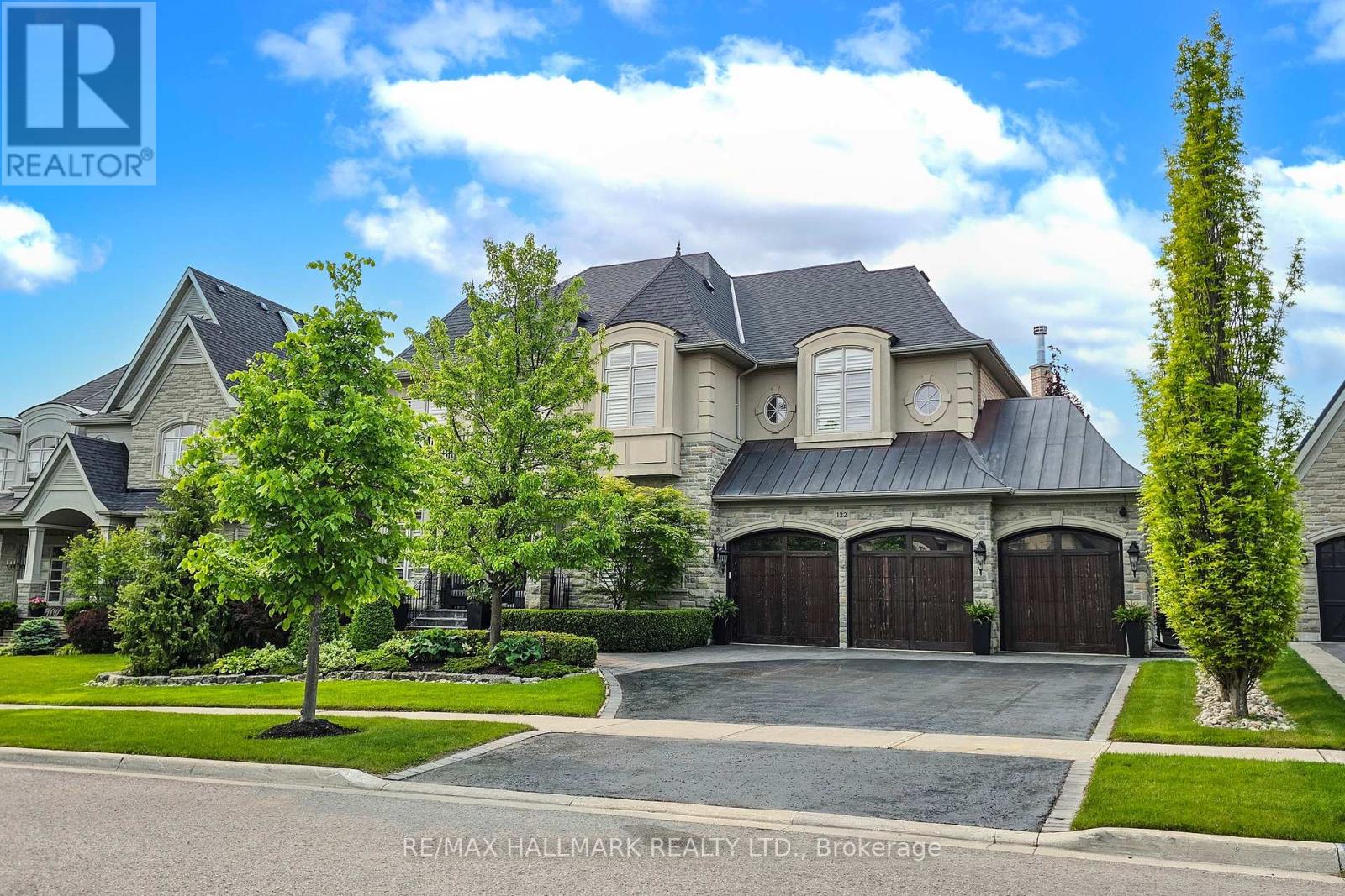 122 Carisbrooke Circle, Aurora, Ontario  L4G 0K4 - Photo 2 - N12193646