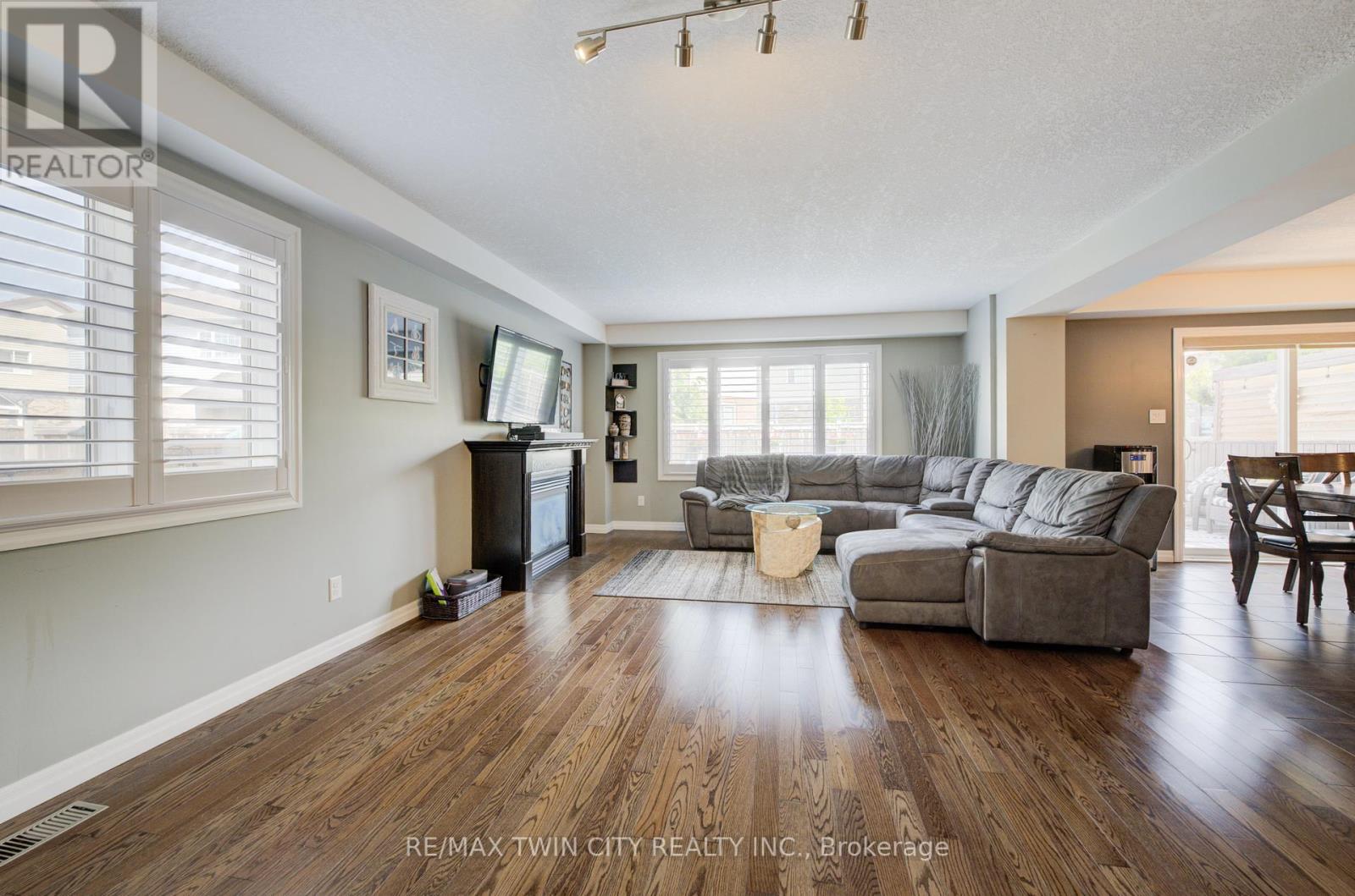 354 Salisbury Avenue, Cambridge, Ontario  N1S 0A2 - Photo 9 - X12198851