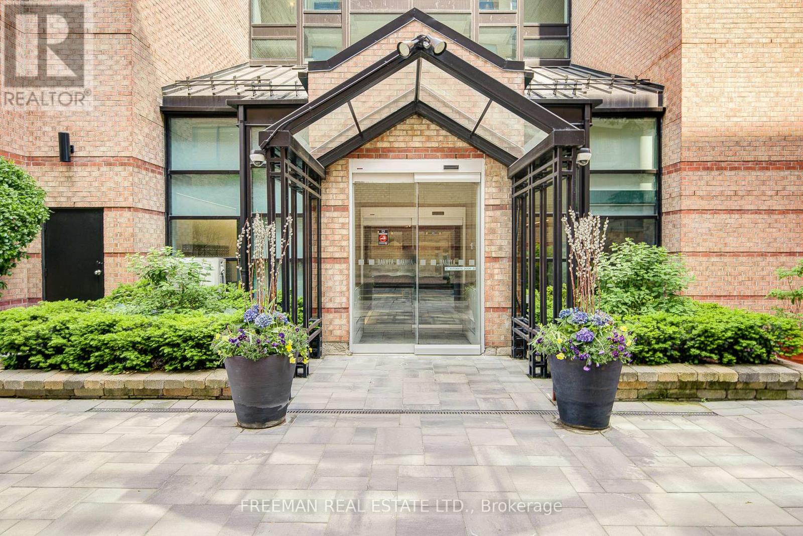 <div class="slider-price">$801,000</div><p>512 - 225 Davenport Road, Toronto, Ontario</p>