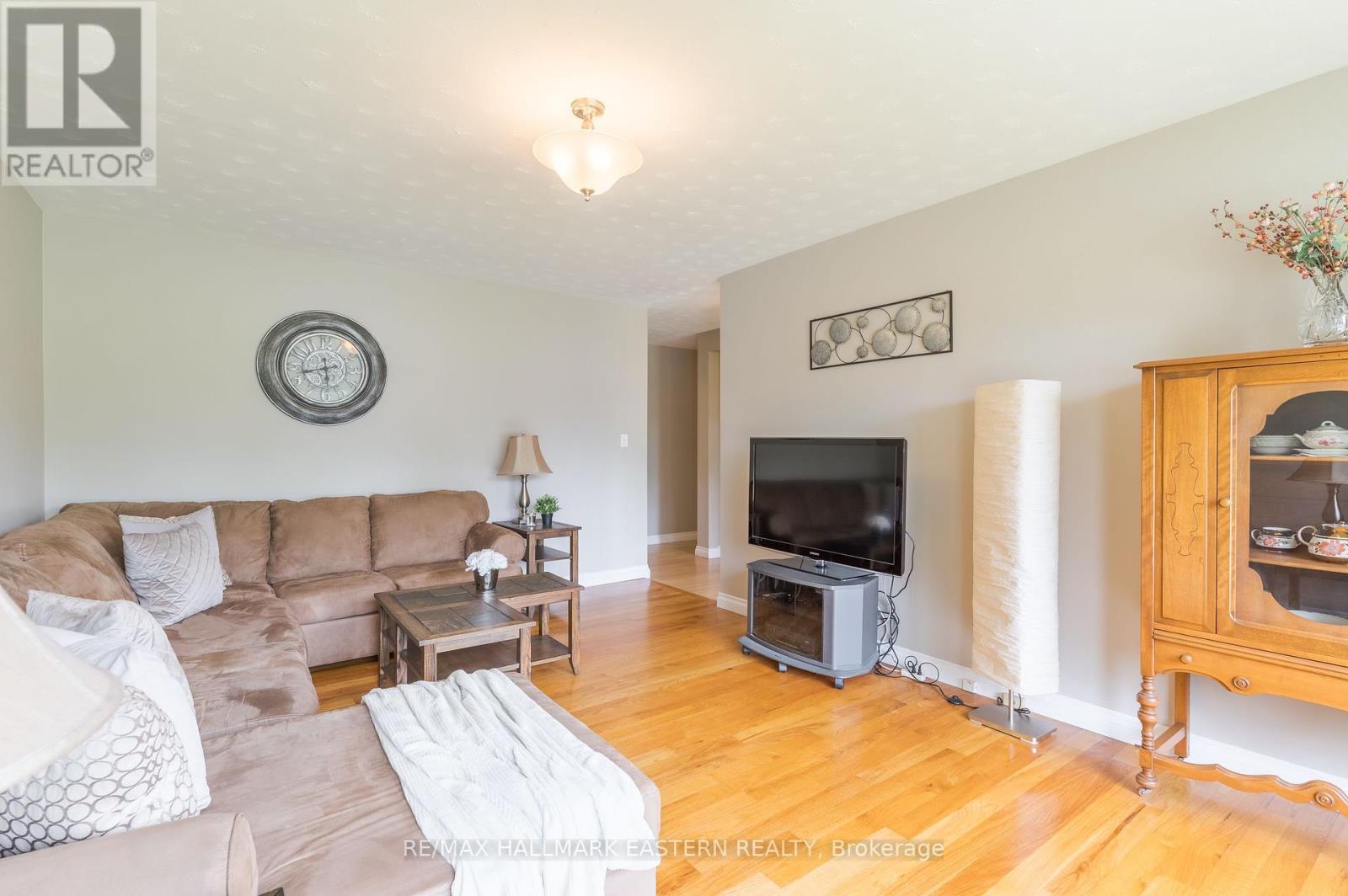 815 Stewart Drive, Peterborough South, Ontario  K9J 7R3 - Photo 12 - X12056595