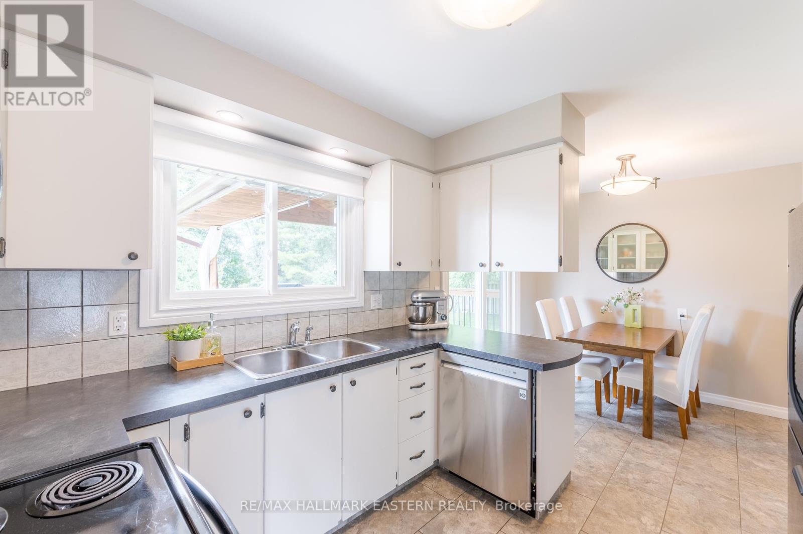 815 Stewart Drive, Peterborough South, Ontario  K9J 7R3 - Photo 8 - X12056595