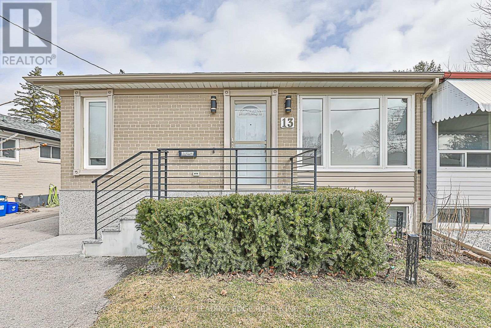13 Richardson Drive, Aurora, Ontario  L4G 1Y9 - Photo 2 - N12203573