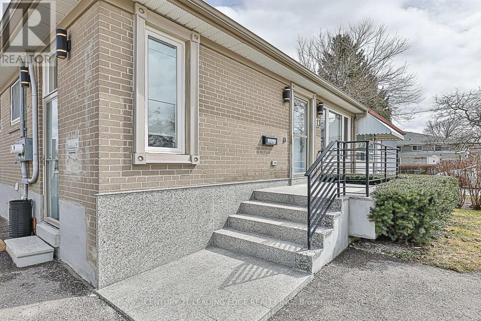13 Richardson Drive, Aurora, Ontario  L4G 1Y9 - Photo 3 - N12203573