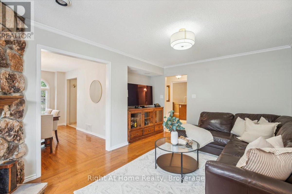 236 O'donoghue Avenue, Oakville (Ro River Oaks), Ontario  L6H 3W6 - Photo 6 - W12203603
