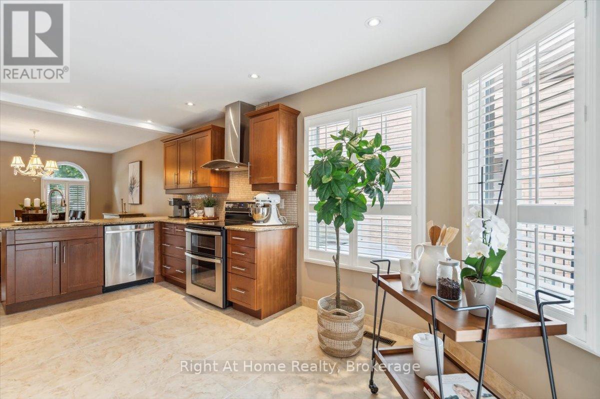 236 O'donoghue Avenue, Oakville (Ro River Oaks), Ontario  L6H 3W6 - Photo 9 - W12203603