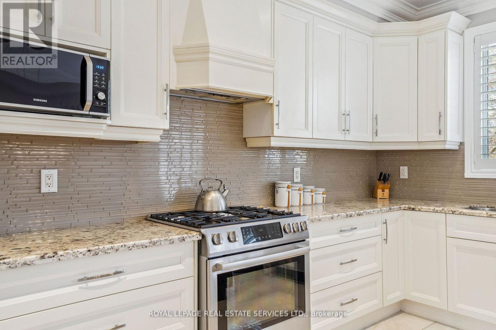 63 Long Branch Avenue, Toronto, Ontario  M8W 3J3 - Photo 10 - W12203530