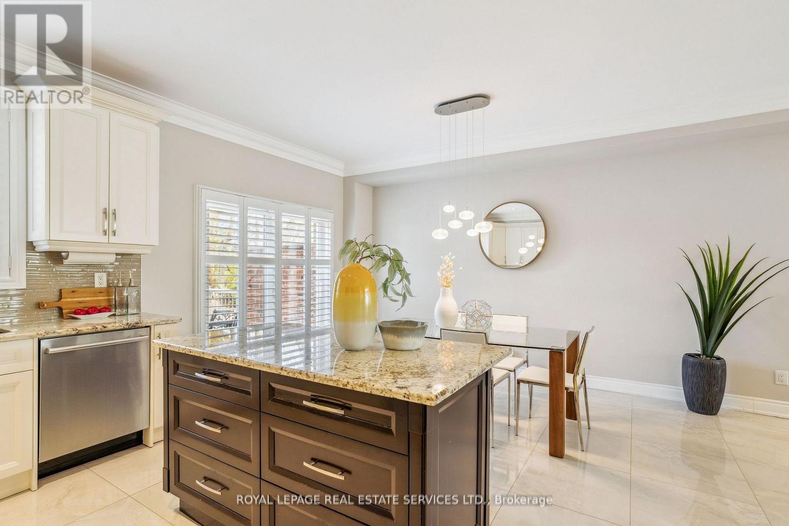 63 Long Branch Avenue, Toronto, Ontario  M8W 3J3 - Photo 12 - W12203530
