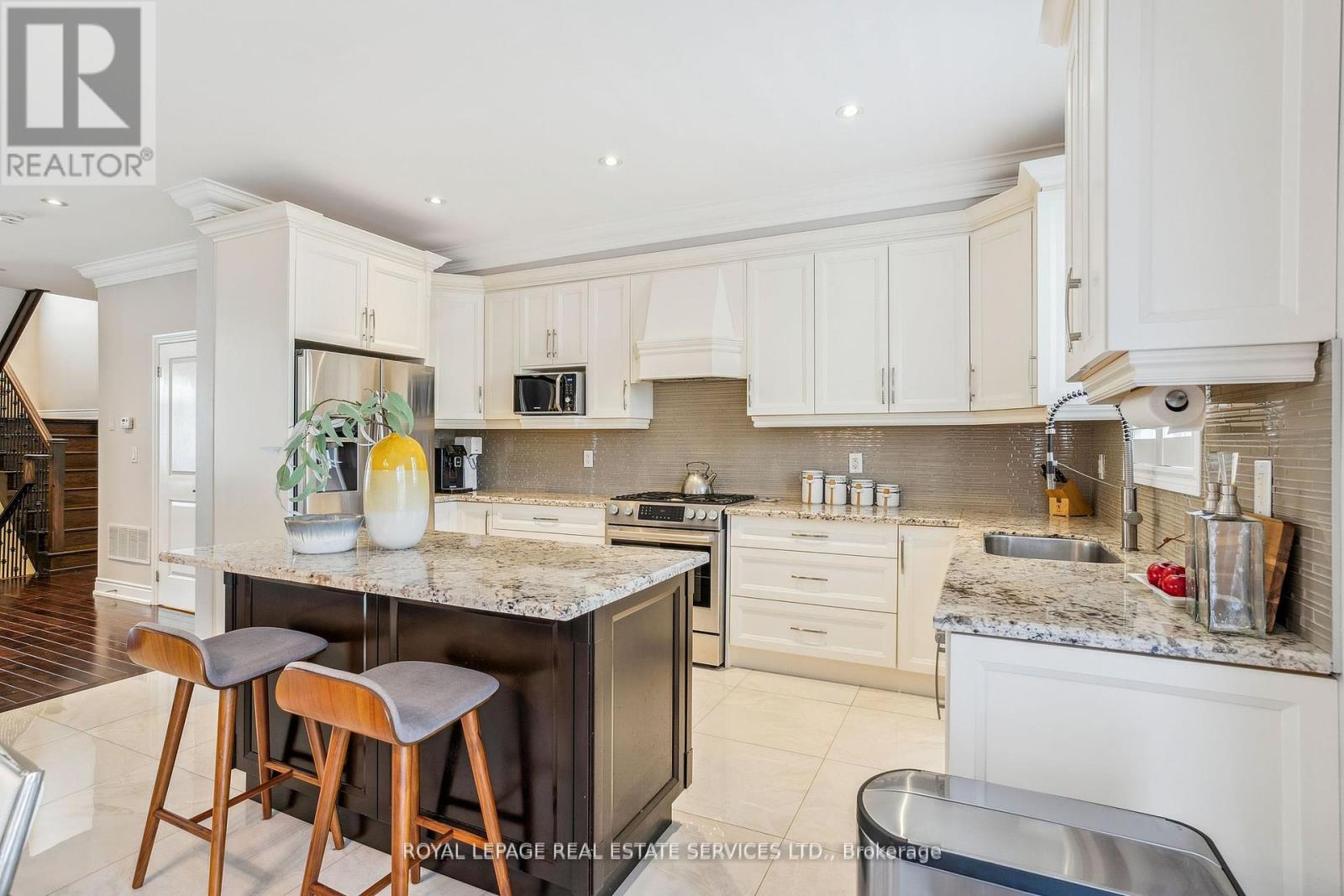 63 Long Branch Avenue, Toronto, Ontario  M8W 3J3 - Photo 7 - W12203530