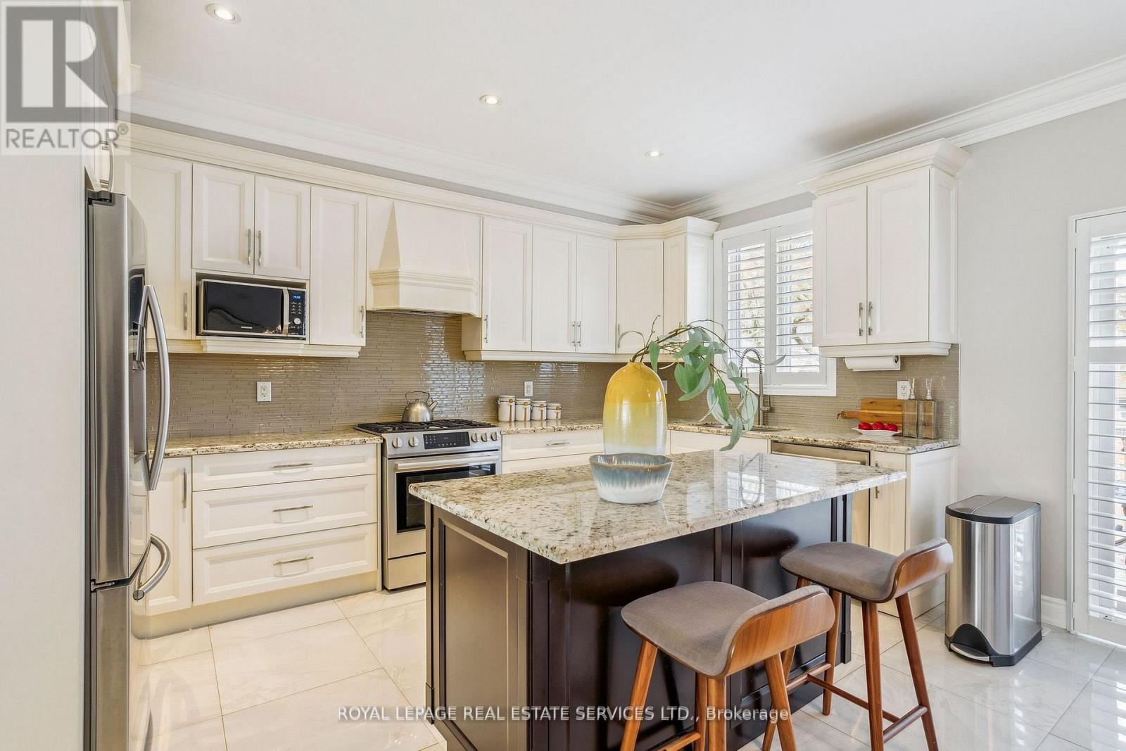 63 Long Branch Avenue, Toronto, Ontario  M8W 3J3 - Photo 8 - W12203530