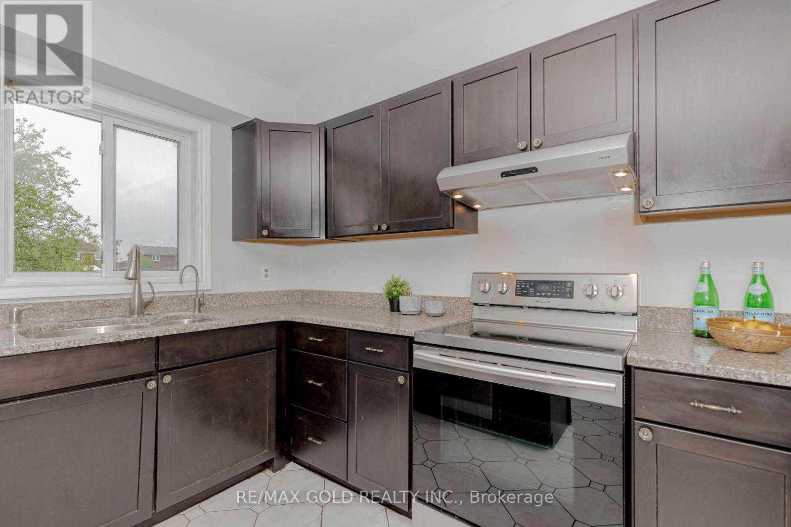 16 Polygon Court, Brampton (Heart Lake West), Ontario  L6Z 3X6 - Photo 11 - W12203546