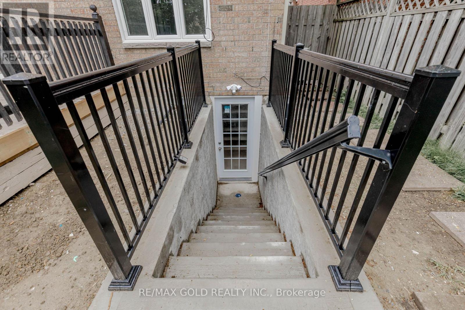 16 Polygon Court, Brampton (Heart Lake West), Ontario  L6Z 3X6 - Photo 34 - W12203546