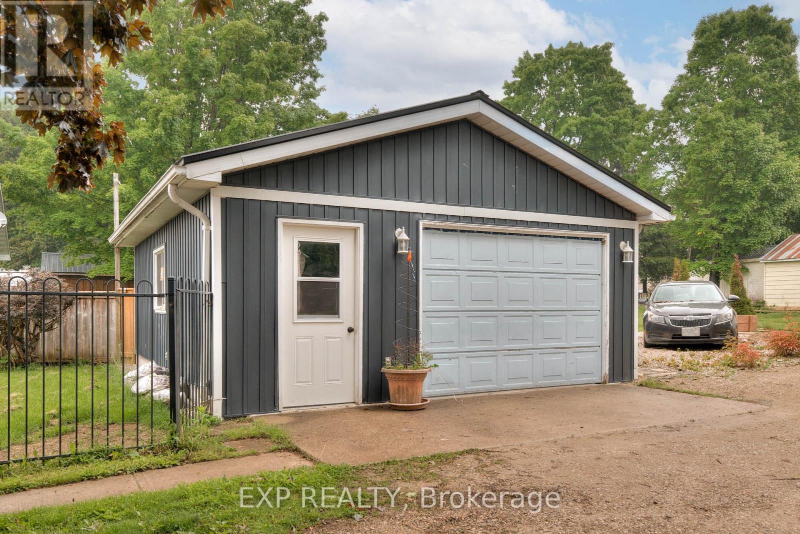 181 Shuter St Street, North Huron, Ontario  N0G 2W0 - Photo 9 - X12203518