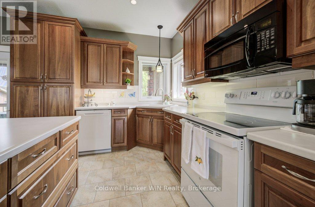 430 King Street E, Wellington North, Ontario  N0G 2L2 - Photo 10 - X12203730