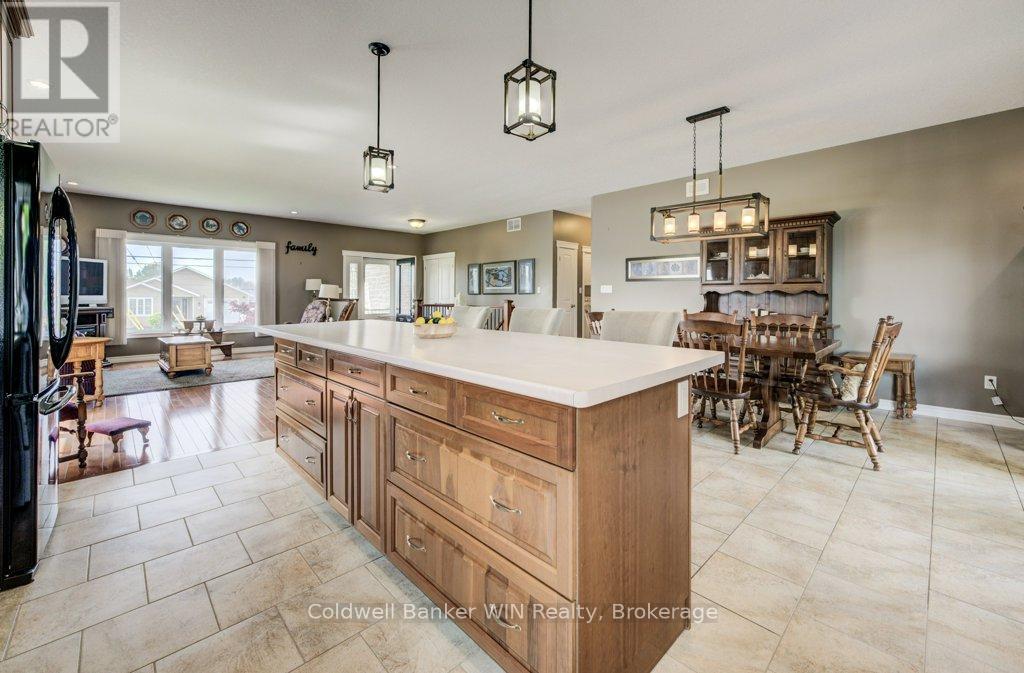430 King Street E, Wellington North, Ontario  N0G 2L2 - Photo 11 - X12203730