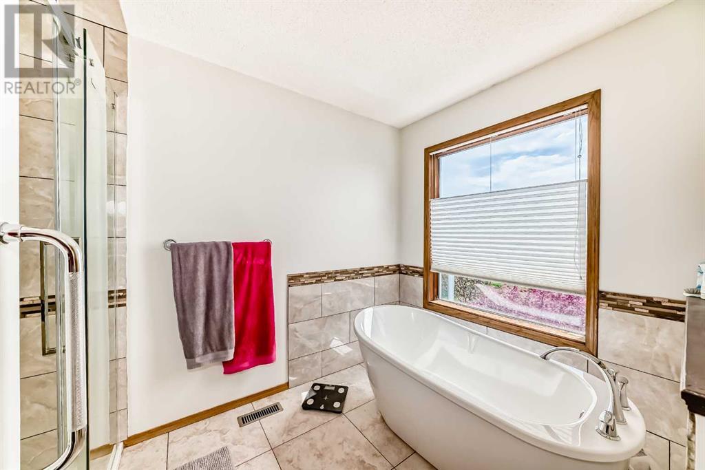 242 Hawkdale Bay Nw, Calgary, Alberta  T3G 3L3 - Photo 25 - A2222995