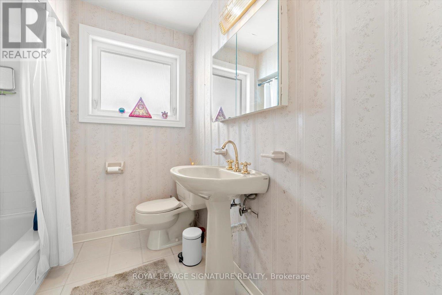 Upper - 33 Sumner Heights, Toronto, Ontario  M2K 1Y2 - Photo 6 - C12203618
