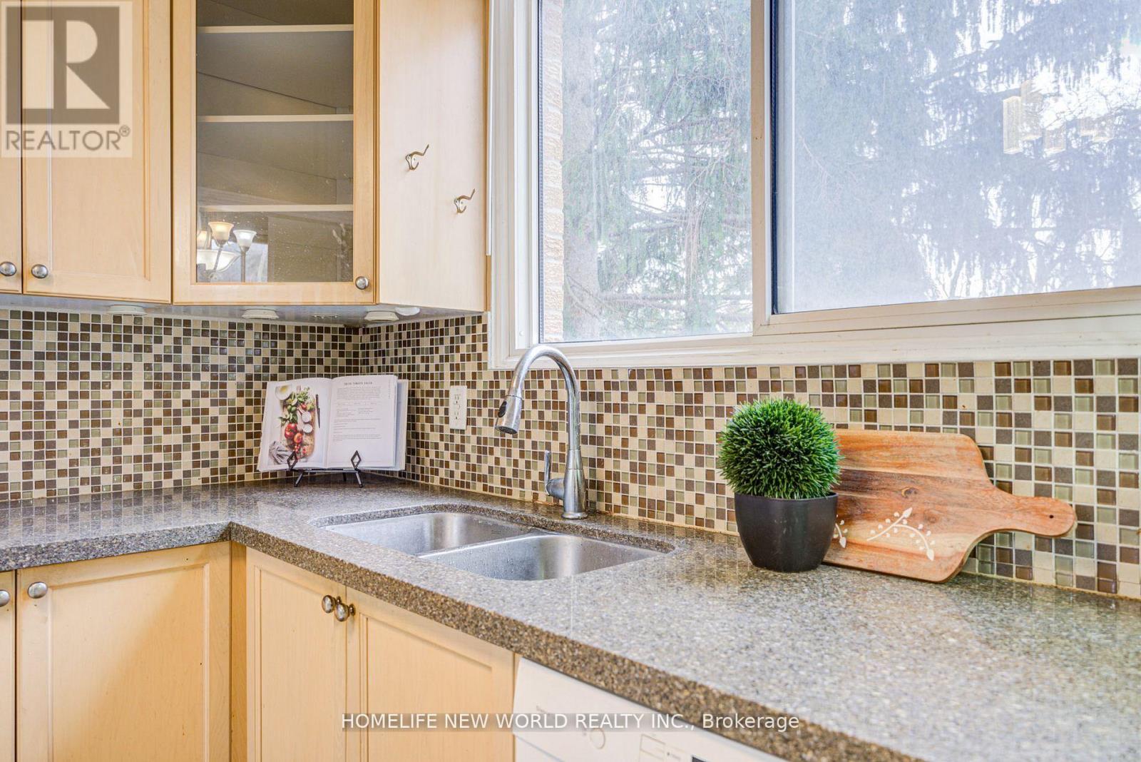 7 Jenny Wren Way, Toronto, Ontario  M2H 2Y8 - Photo 6 - C12203668