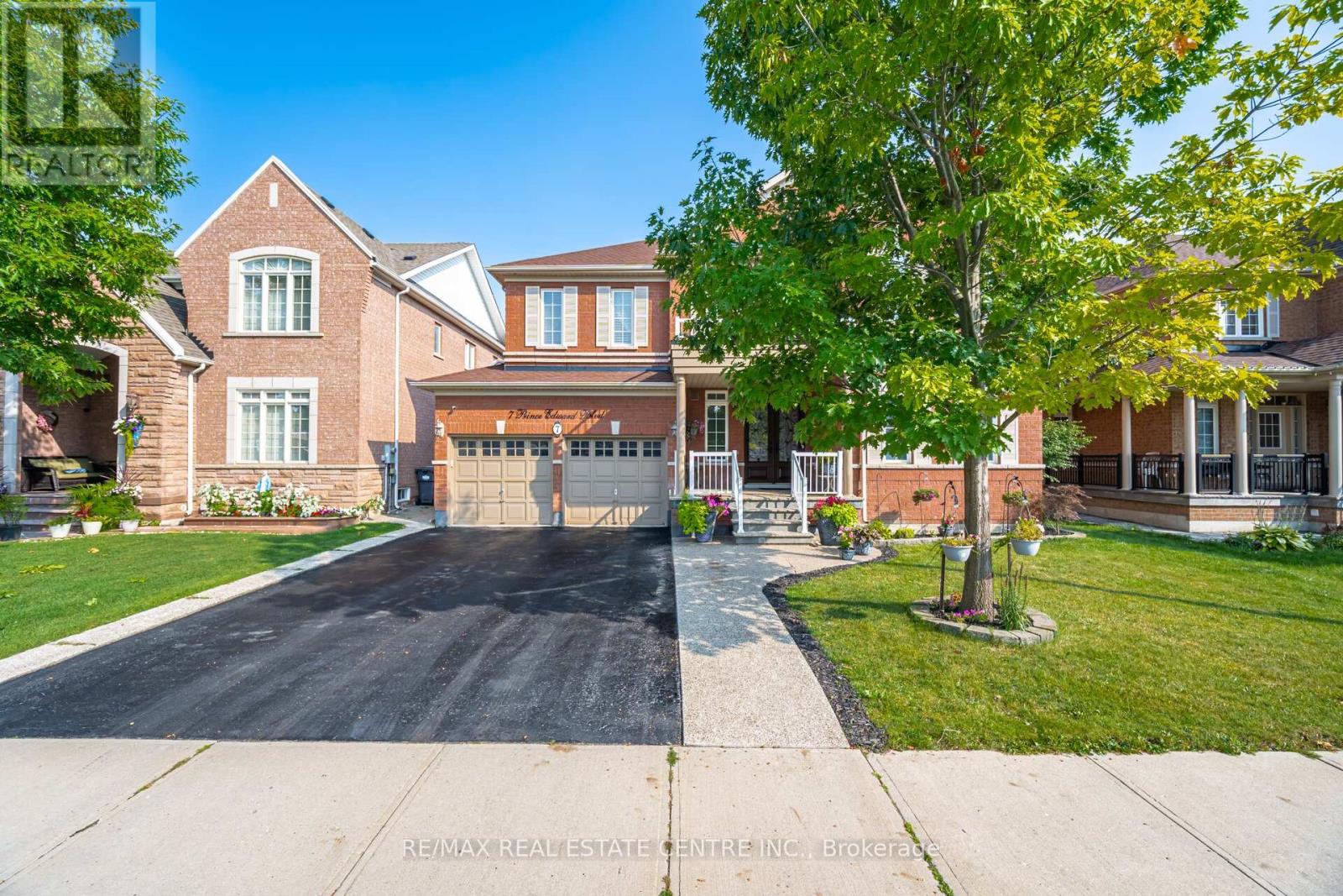 7 Prince Edward Boulevard, Brampton, Ontario  L6P 2E1 - Photo 2 - W12203607