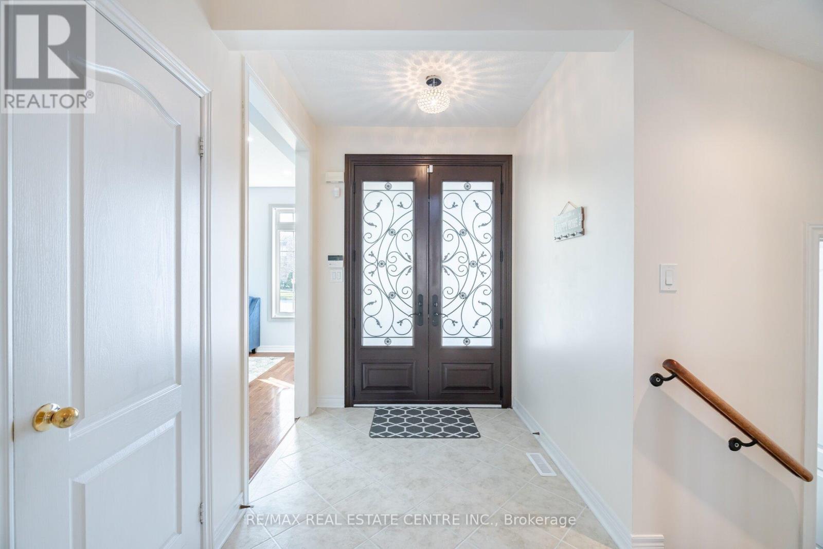 7 Prince Edward Boulevard, Brampton, Ontario  L6P 2E1 - Photo 4 - W12203607