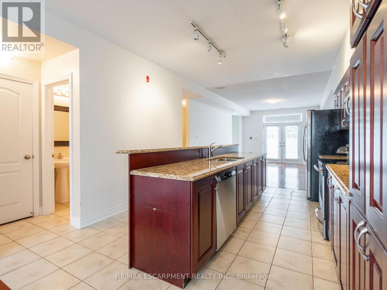 399 Martha Street, Burlington, Ontario  L7R 0A5 - Photo 13 - W12203610
