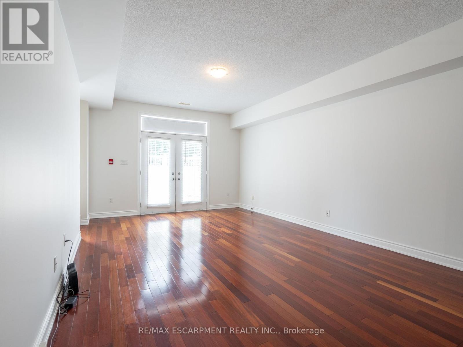 399 Martha Street, Burlington, Ontario  L7R 0A5 - Photo 6 - W12203610