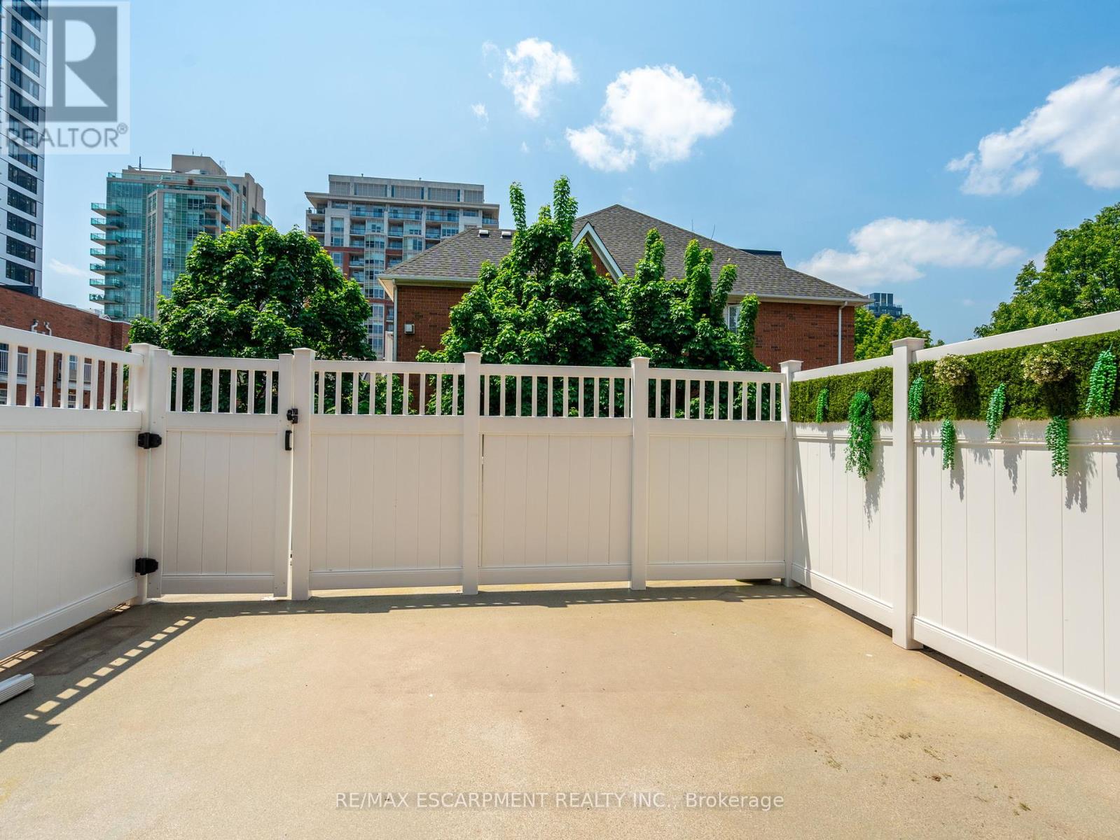 399 Martha Street, Burlington, Ontario  L7R 0A5 - Photo 9 - W12203610