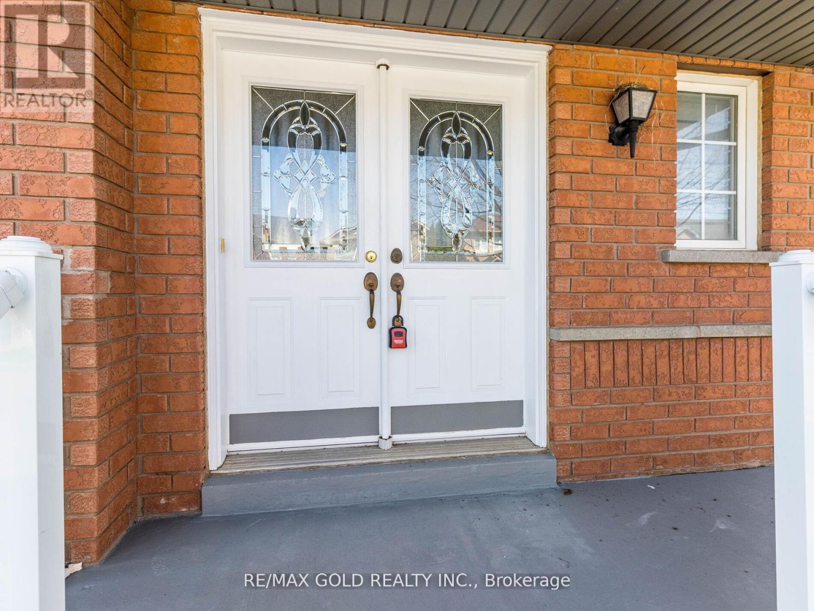 10 Chestermere Crescent, Brampton, Ontario  L7A 2A4 - Photo 3 - W12203640