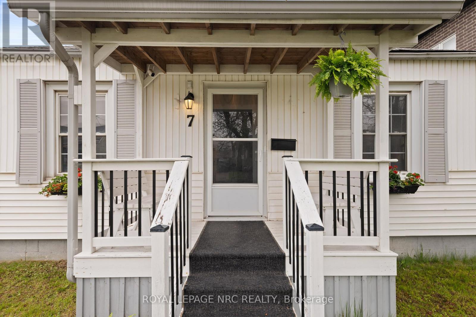 7 Lancaster Avenue, St. Catharines, Ontario  L2R 2R5 - Photo 3 - X12188532