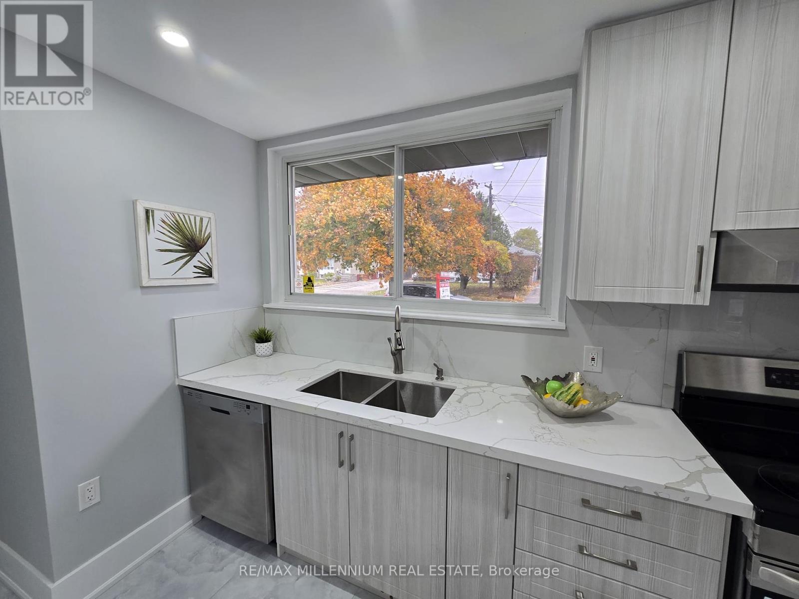 76 Raylawn Crescent, Halton Hills, Ontario  L7G 4N1 - Photo 4 - W12203702