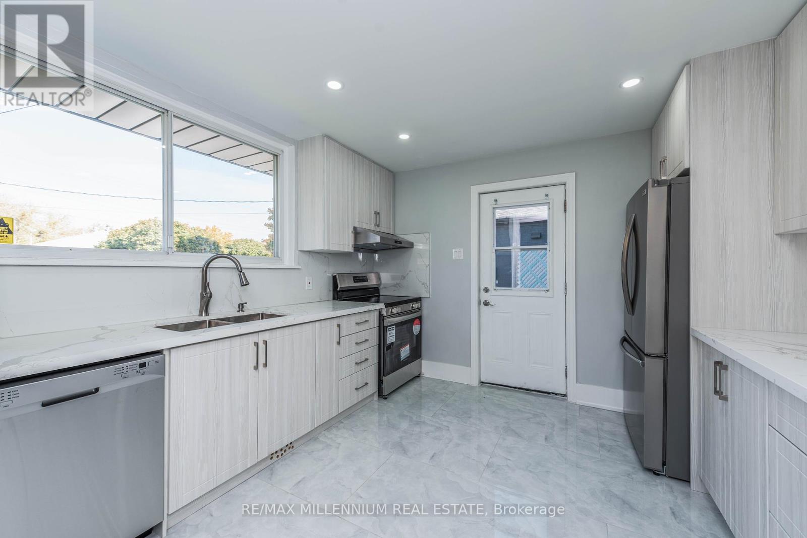 76 Raylawn Crescent, Halton Hills, Ontario  L7G 4N1 - Photo 6 - W12203702