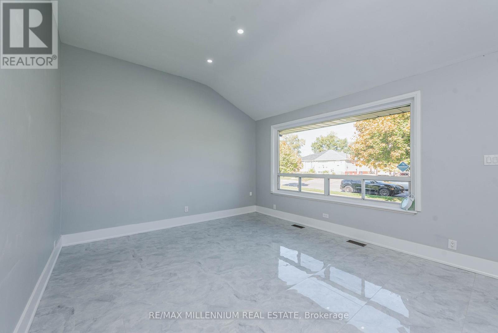 76 Raylawn Crescent, Halton Hills, Ontario  L7G 4N1 - Photo 9 - W12203702