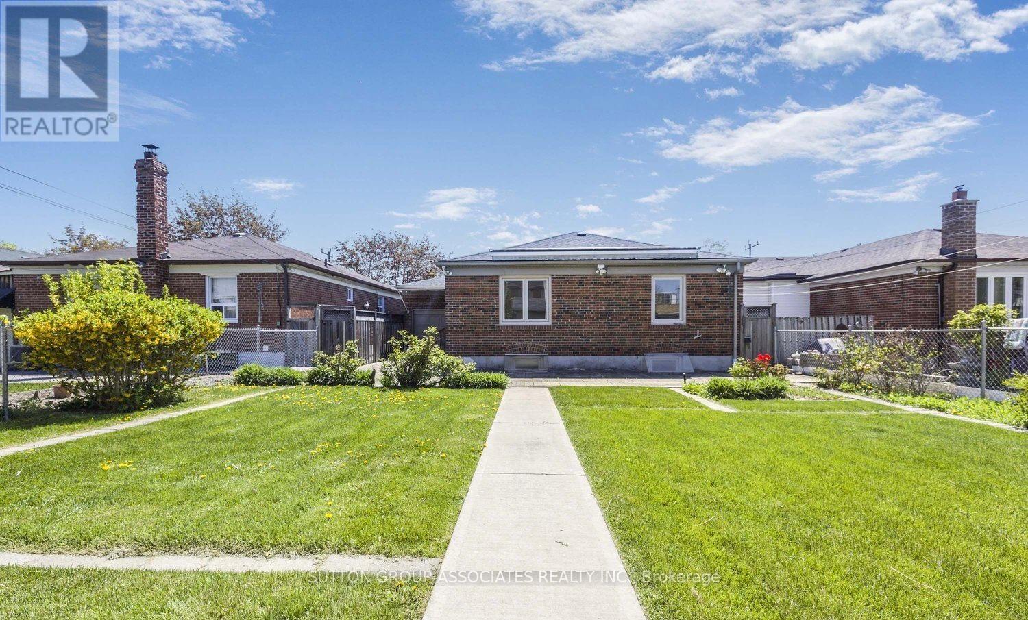 384 Hillmount Avenue, Toronto, Ontario  M6B 1Y8 - Photo 17 - W12203722