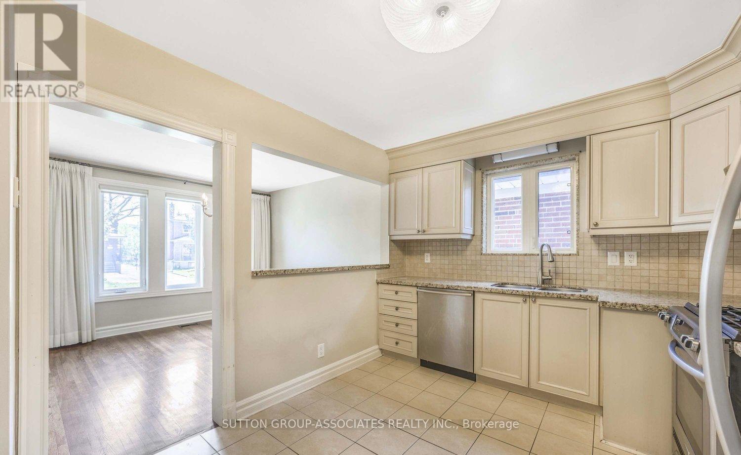 384 Hillmount Avenue, Toronto, Ontario  M6B 1Y8 - Photo 8 - W12203722