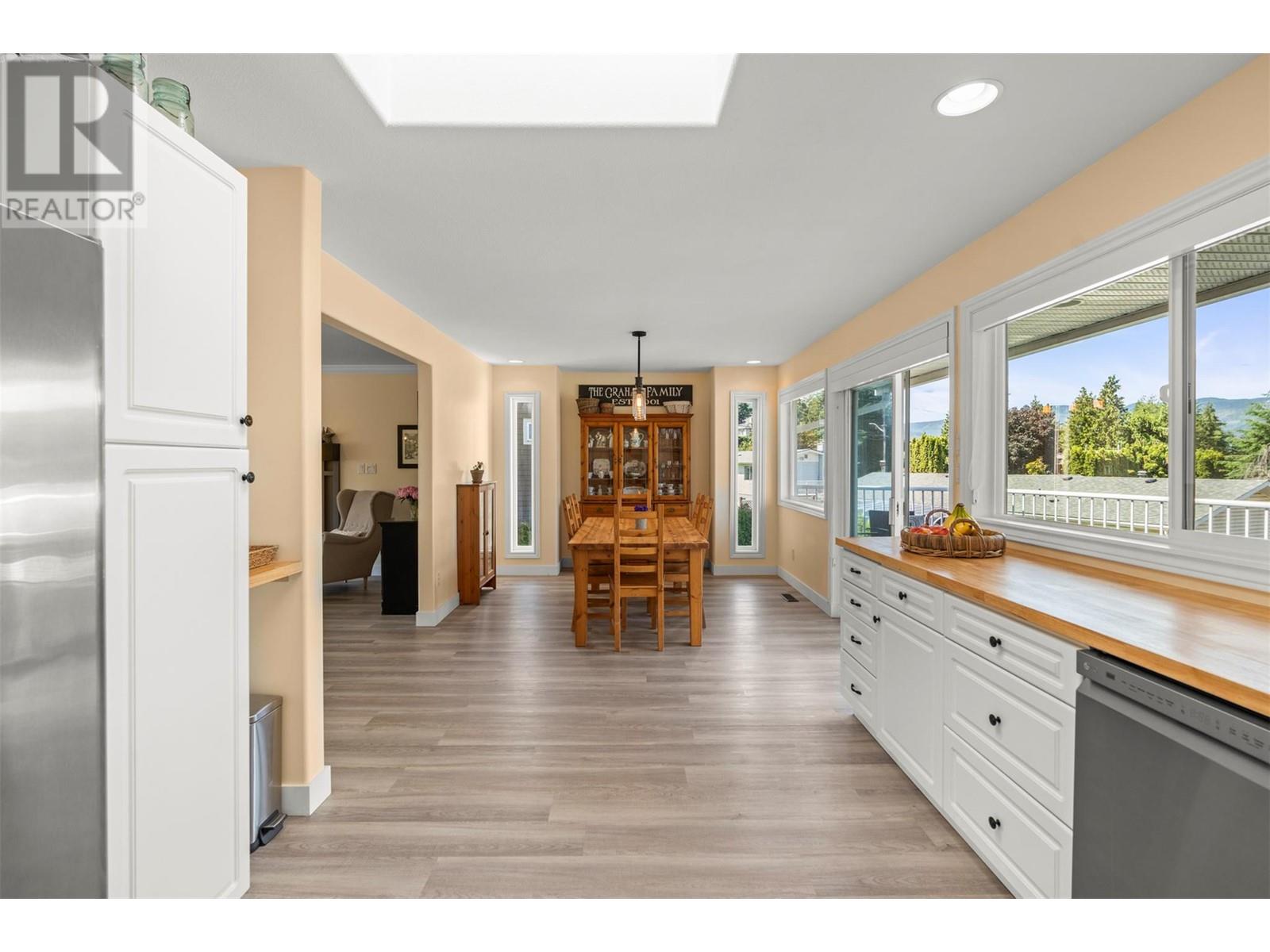 Property at 1960 2 Avenue NE image 3