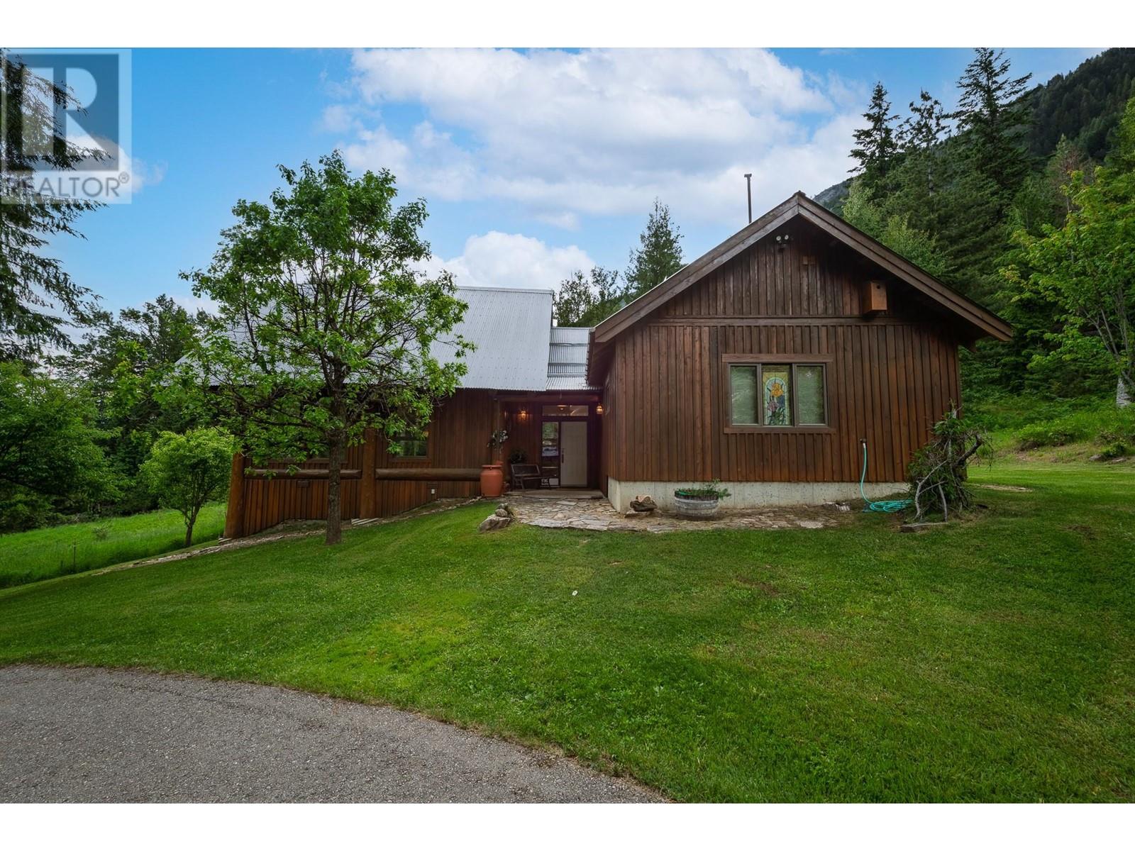 16749 Crawford Creek Road, Crawford Bay, British Columbia  V0B 1E0 - Photo 1 - 10351049