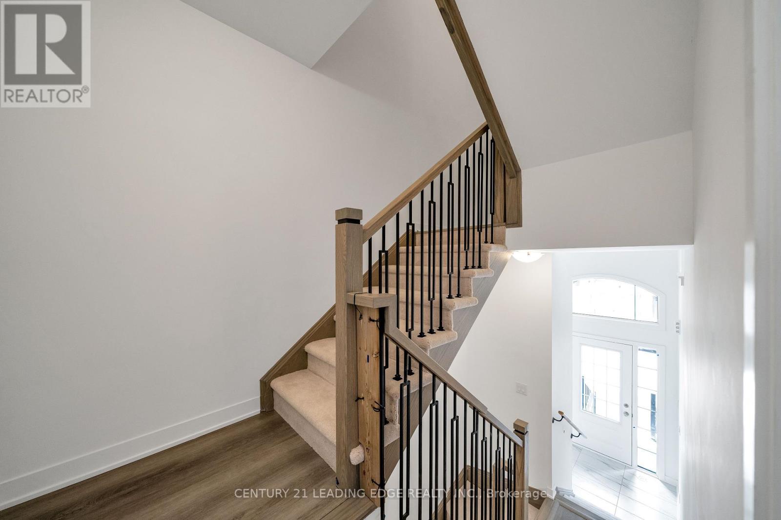 19 Calloway Way, Whitby, Ontario  L1N 0N9 - Photo 4 - E12203756