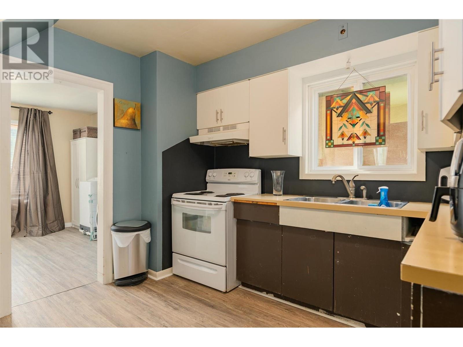 Property at 1569 Columbia Avenue image 5