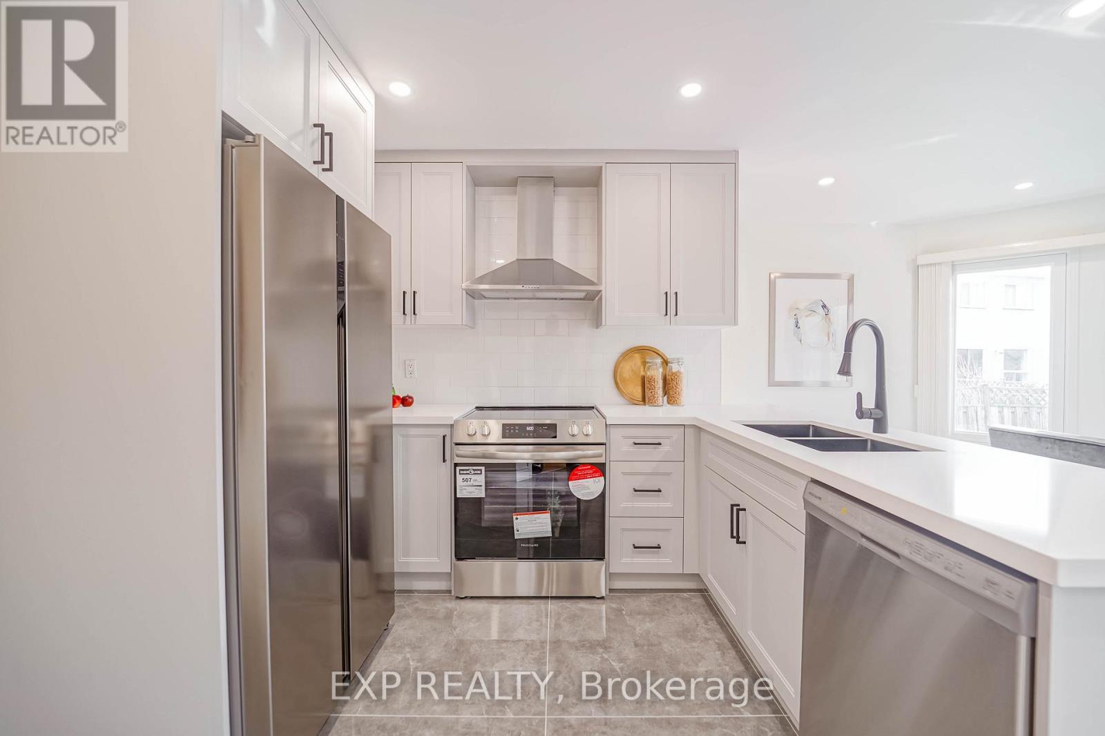 28 Samantha Circle, Richmond Hill, Ontario  L4B 2R7 - Photo 10 - N12203750