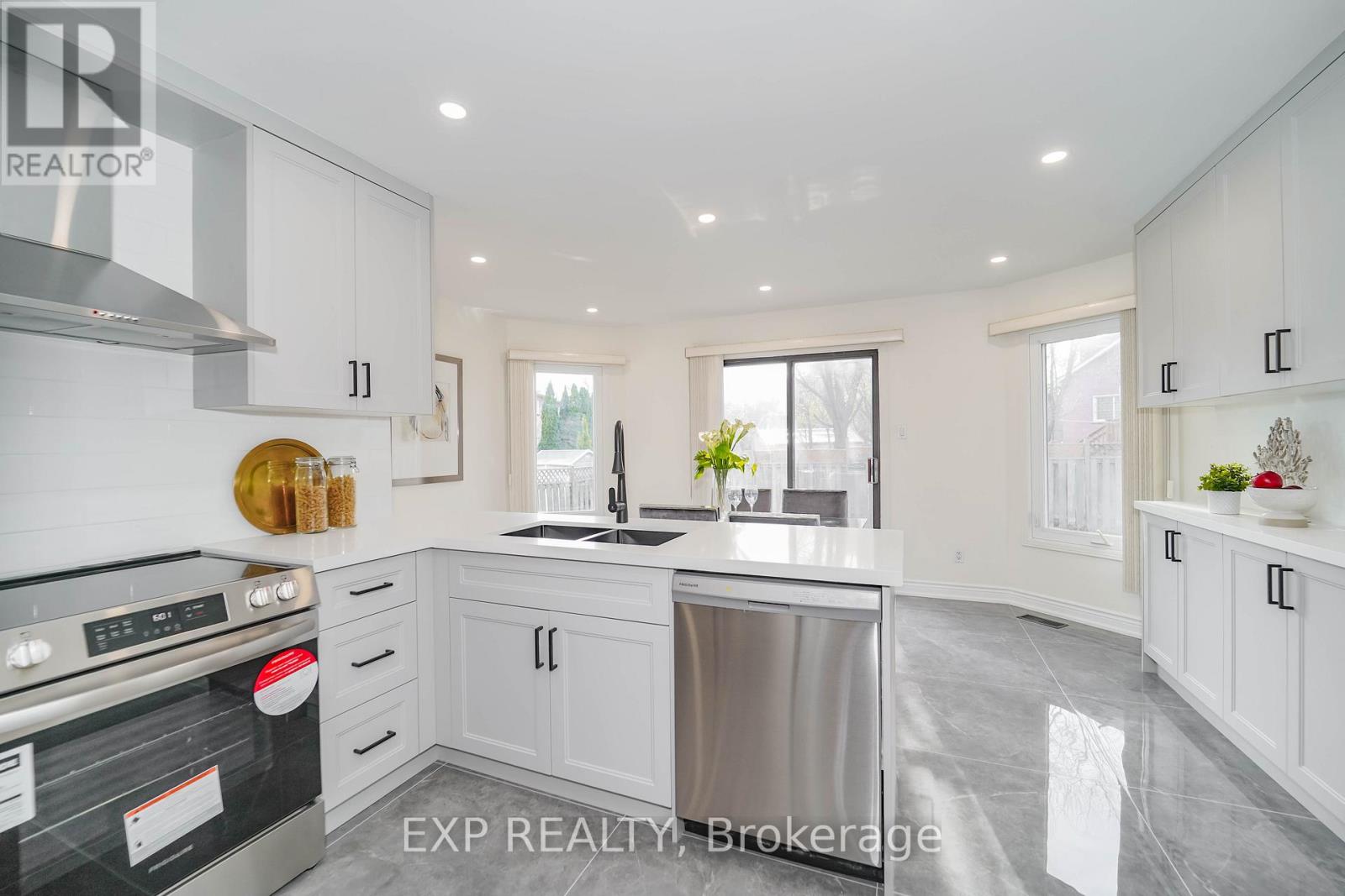 28 Samantha Circle, Richmond Hill, Ontario  L4B 2R7 - Photo 13 - N12203750