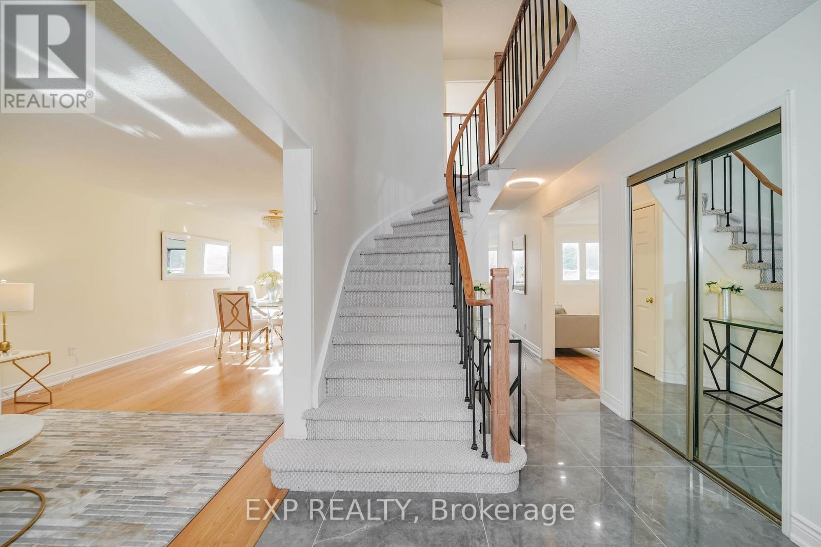 28 Samantha Circle, Richmond Hill, Ontario  L4B 2R7 - Photo 2 - N12203750