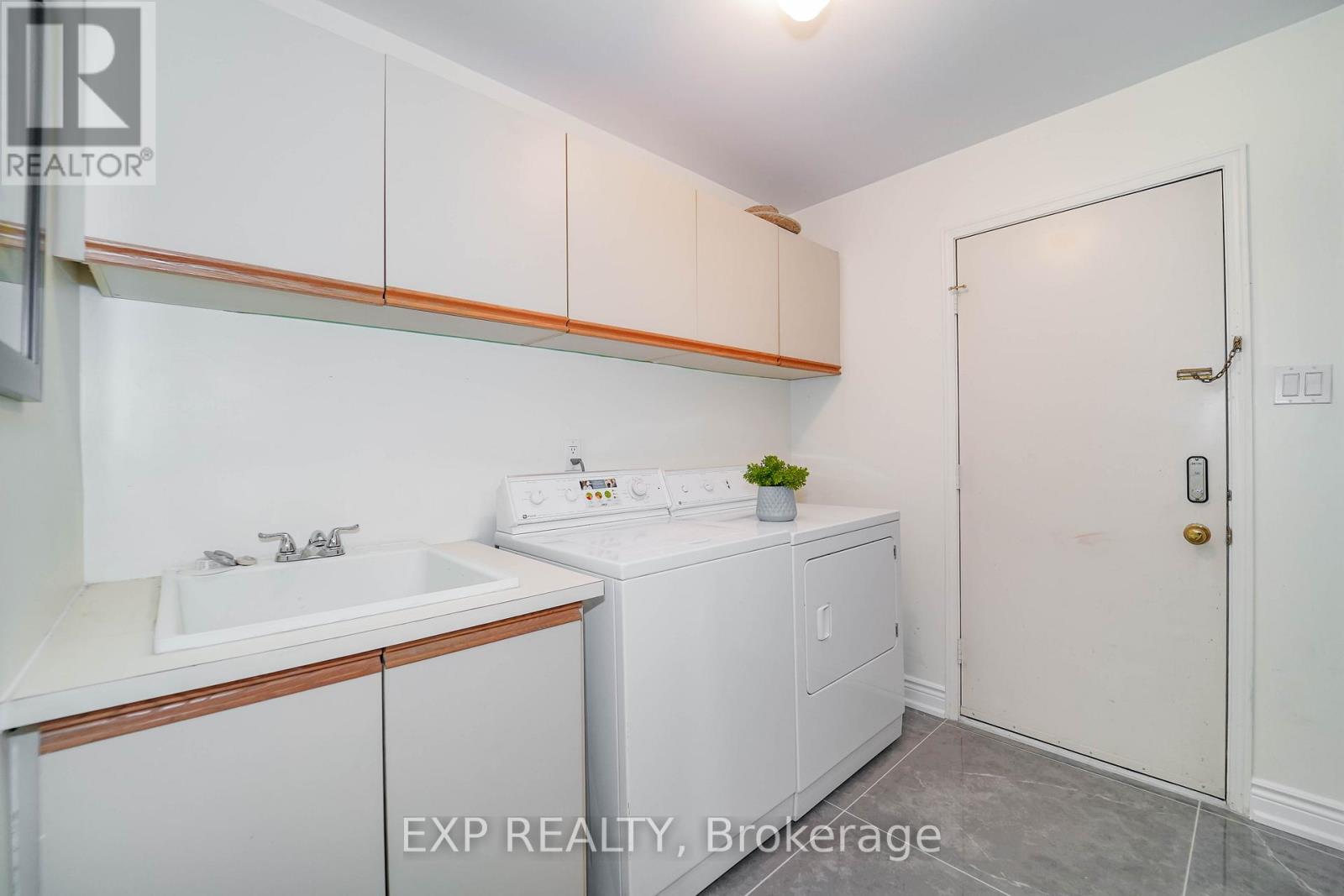 28 Samantha Circle, Richmond Hill, Ontario  L4B 2R7 - Photo 47 - N12203750