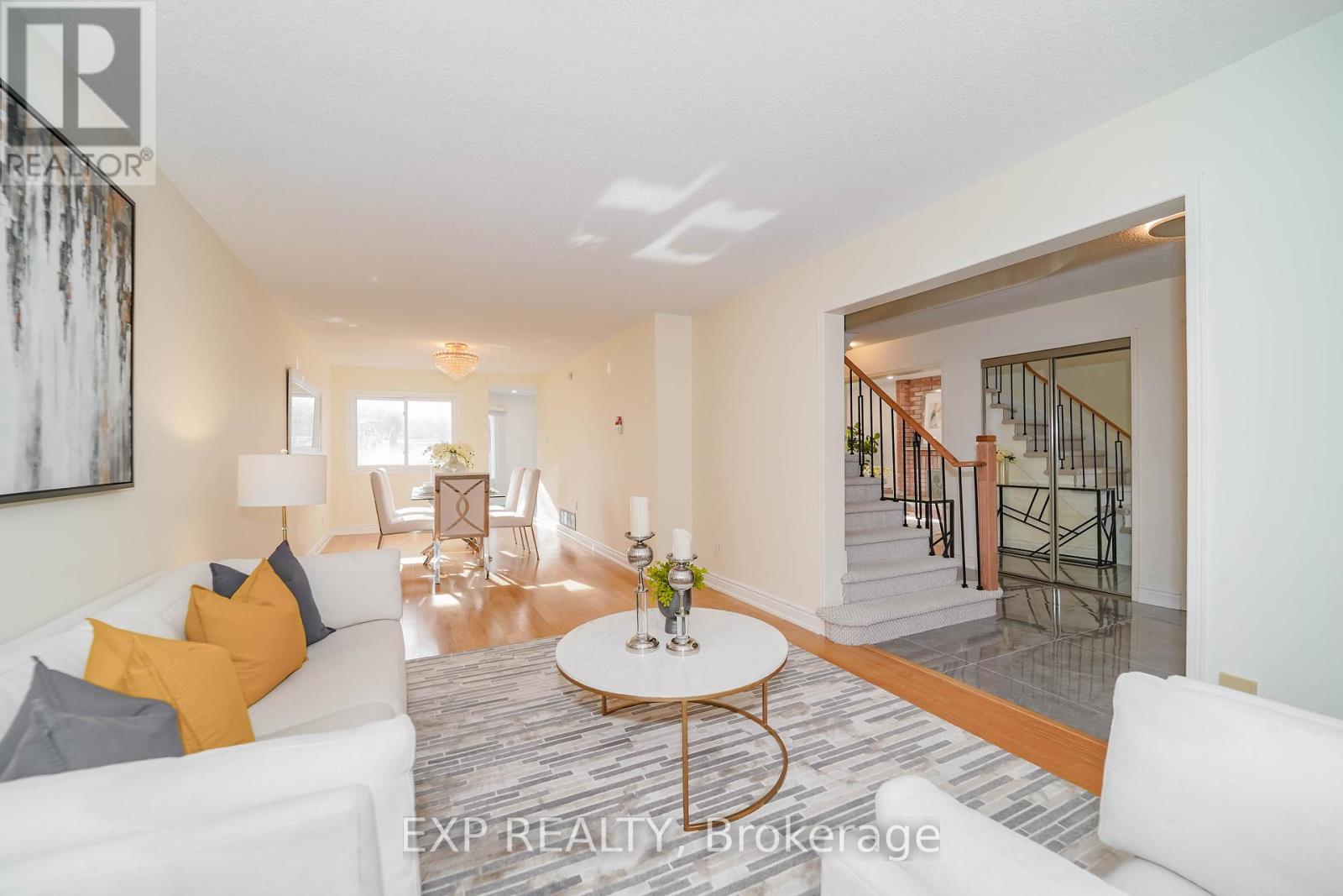 28 Samantha Circle, Richmond Hill (Doncrest), Ontario  L4B 2R7 - Photo 6 - N12203750