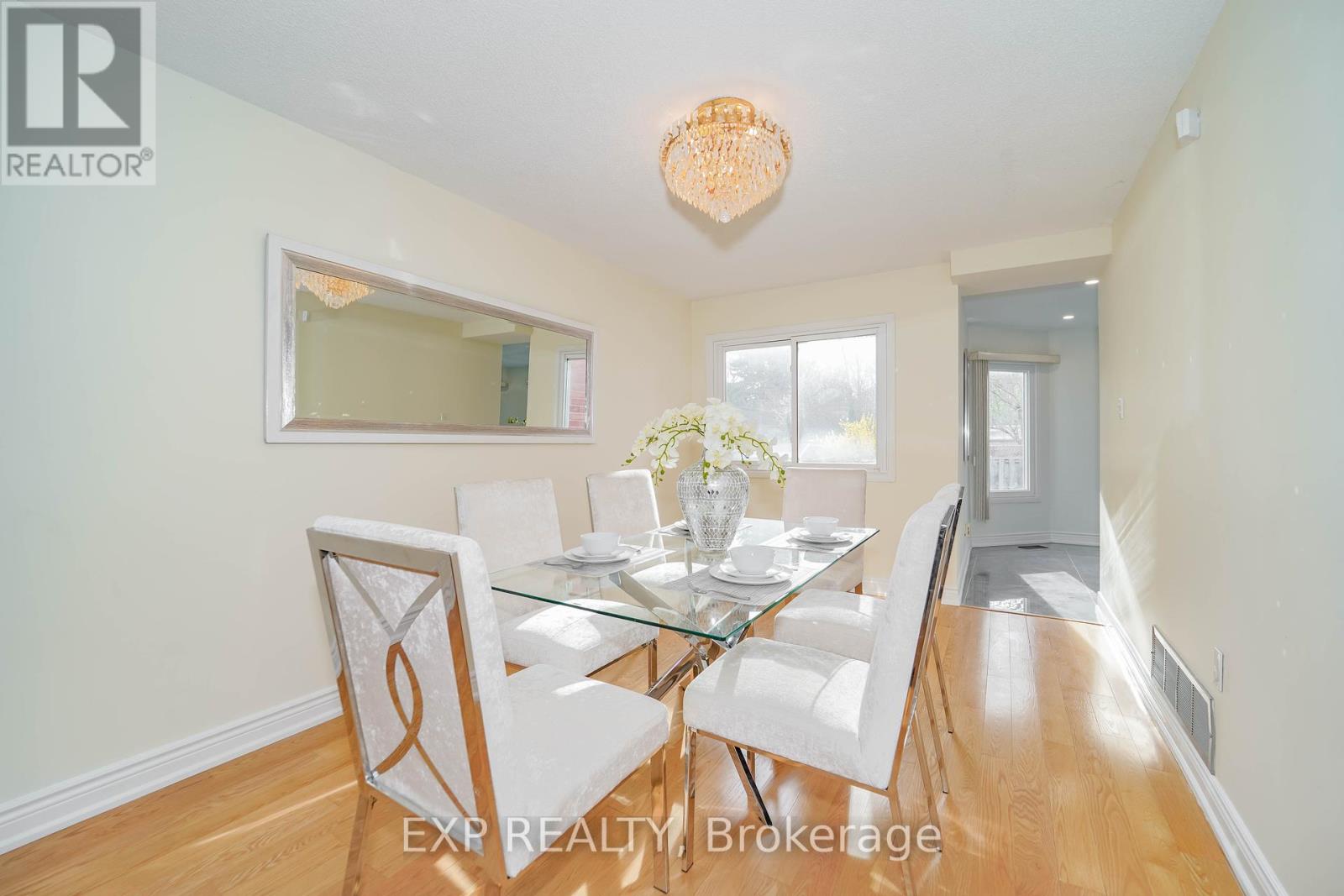 28 Samantha Circle, Richmond Hill, Ontario  L4B 2R7 - Photo 8 - N12203750